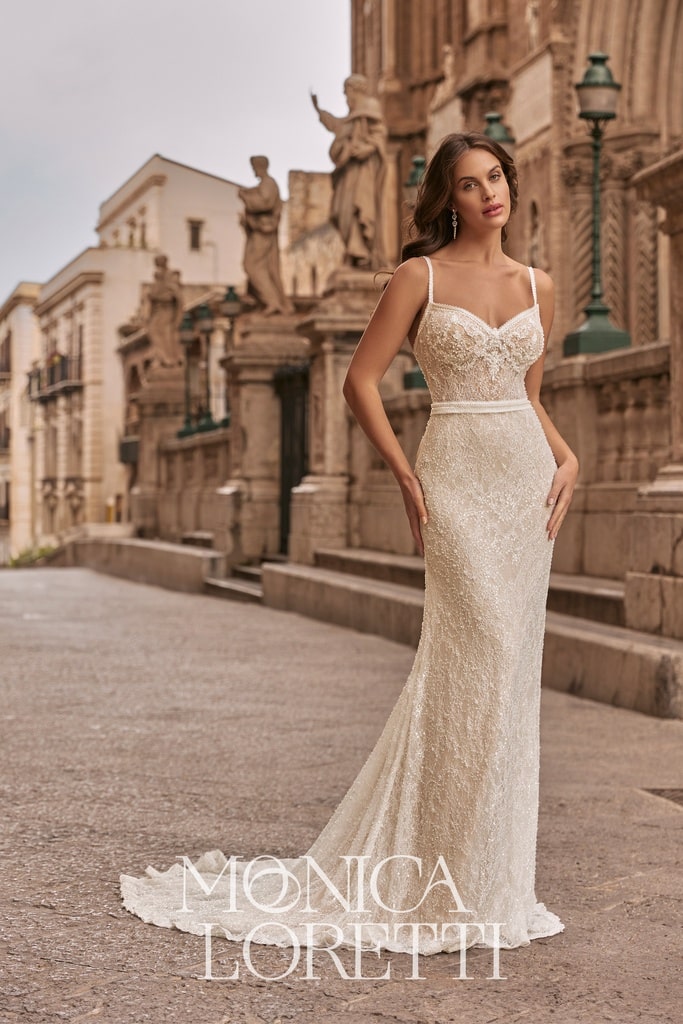 monica loretti_brautatelier ried_8316_brautkleid_fit_and_flair_all_over_spitze_mit_schleppe_vorne_ganz-min