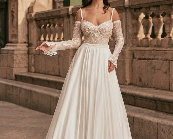 monica loretti_brautatelier ried_8317_brautkleid_a-linie_spitze_mit_pailetten_chiffonrock_armstulpen_vorne_ganz-min