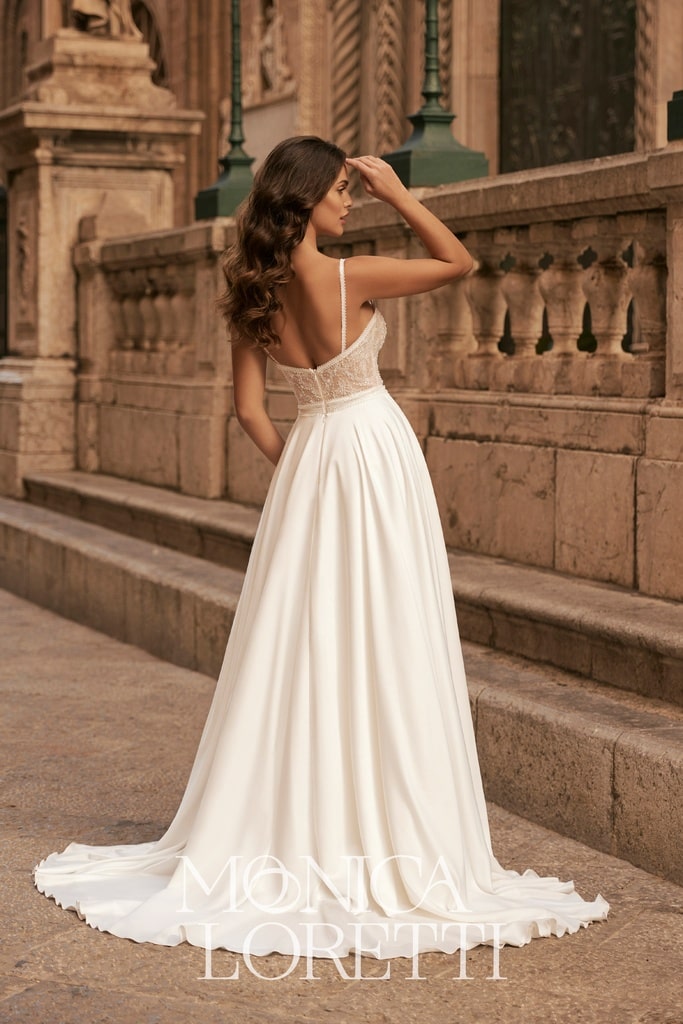 monica loretti_brautatelier ried_8317_brautkleid_a-linie_spitze_mit_pailetten_chiffonrock_hinten_ganz-min