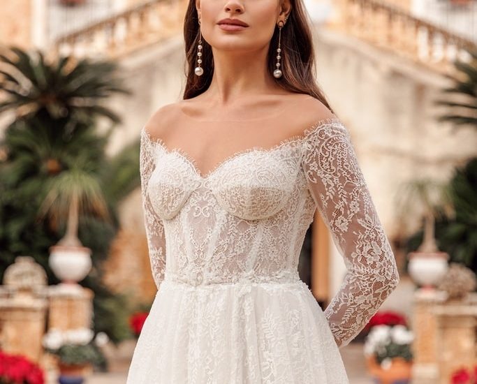 monica loretti_brautatelier ried_8327_brautkleid_a-linie_boho_all_over_spitze_korsage_vorne_detail-min