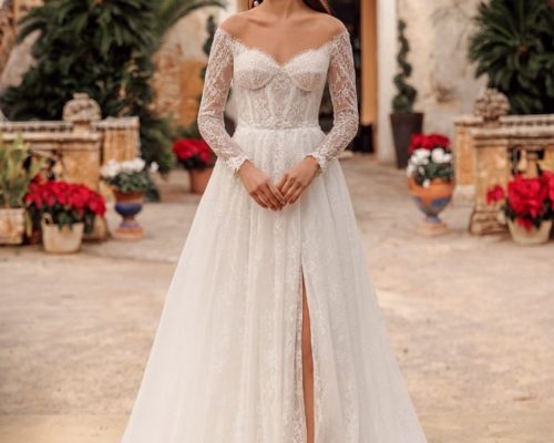 monica loretti_brautatelier ried_8327_brautkleid_a-linie_boho_all_over_spitze_korsage_vorne_ganz-min