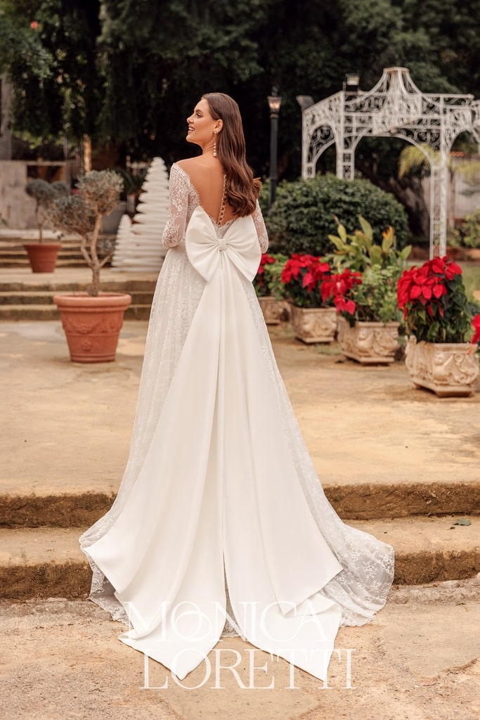 https://dev.brautatelier-ried.hammerer.at/wp-content/uploads/2024/10/monica-loretti_brautatelier-ried_8327_brautkleid_a-linie_boho_all_over_spitze_korsage_vorne_ganz_mit_Schleife-min.jpeg