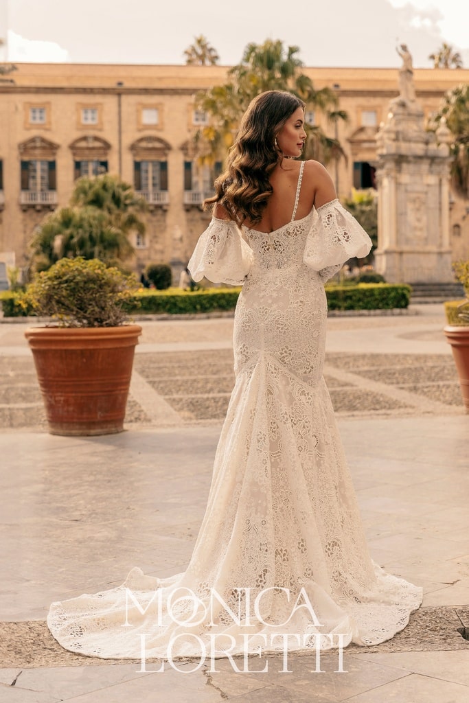monica loretti_brautatelier ried_8332_brautkleid_fit_and_flair_boho_all_over_spitze_hinten _ganz-min