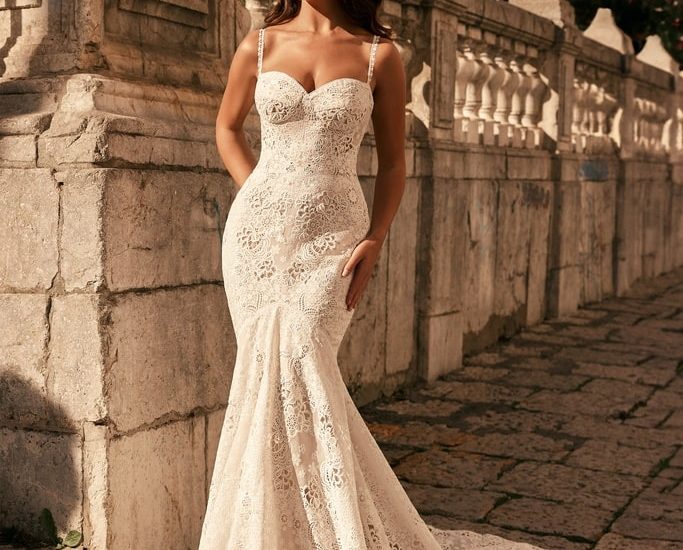 monica loretti_brautatelier ried_8332_brautkleid_fit_and_flair_boho_all_over_spitze_vorne _ganz-min