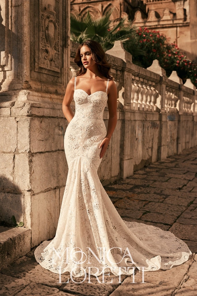monica loretti_brautatelier ried_8332_brautkleid_fit_and_flair_boho_all_over_spitze_vorne _ganz-min