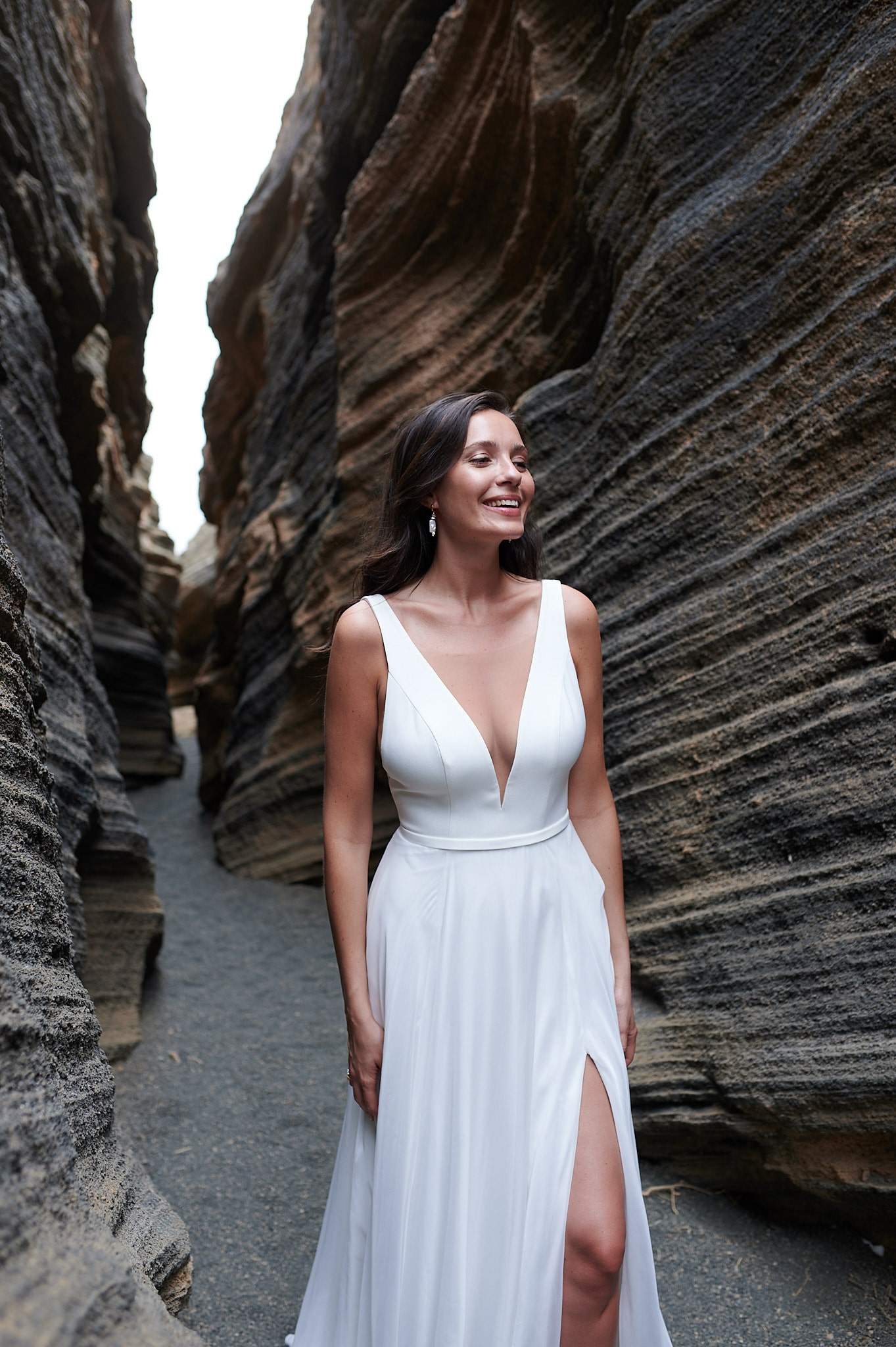 rina cossack_brautatelier ried_anna_2316_brautkleid_klassisch_seide_schlicht_clean_beinschlitz_ivory_details_1-min