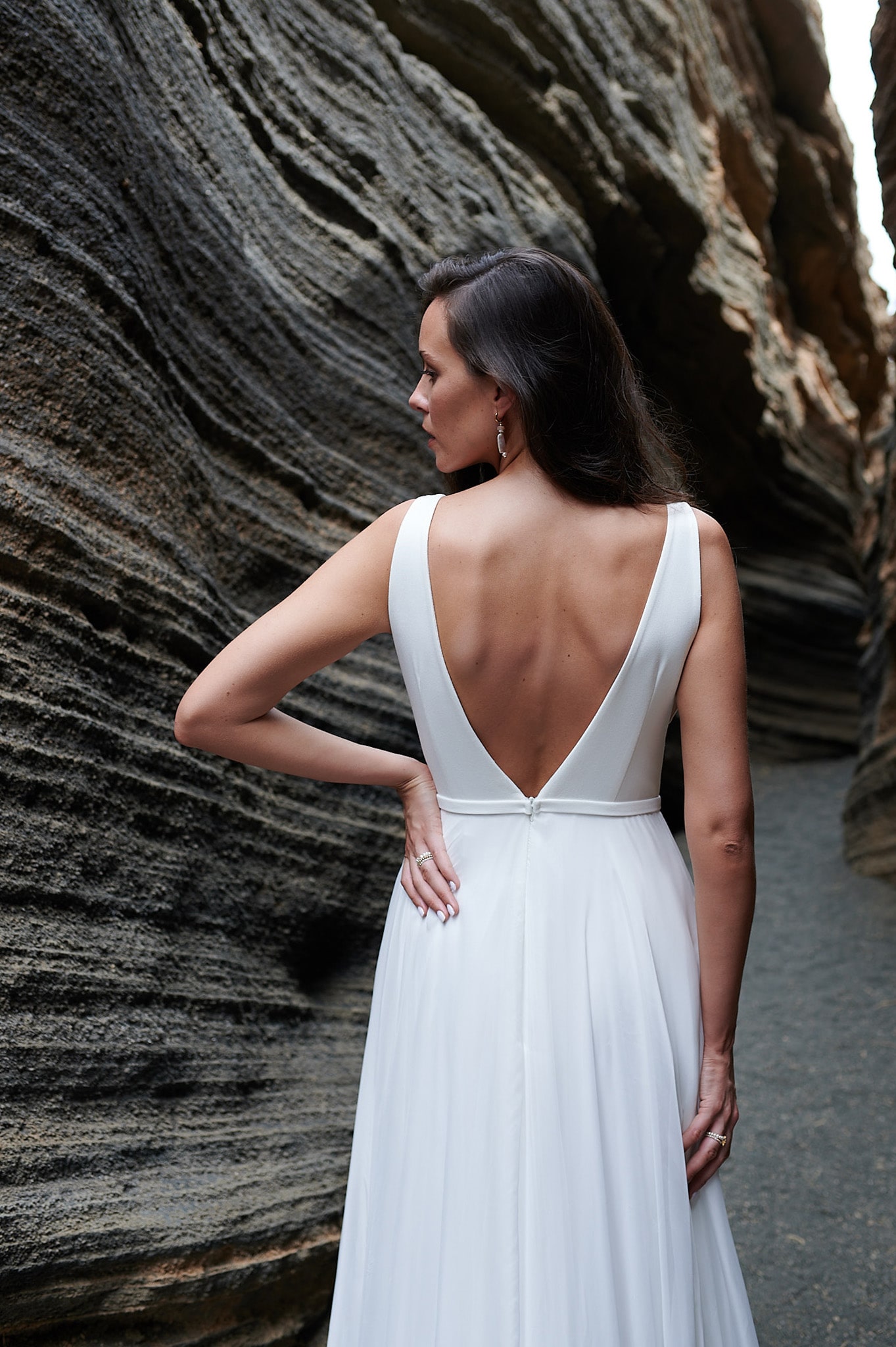 rina cossack_brautatelier ried_anna_2316_brautkleid_klassisch_seide_schlicht_clean_beinschlitz_ivory_details_2-min