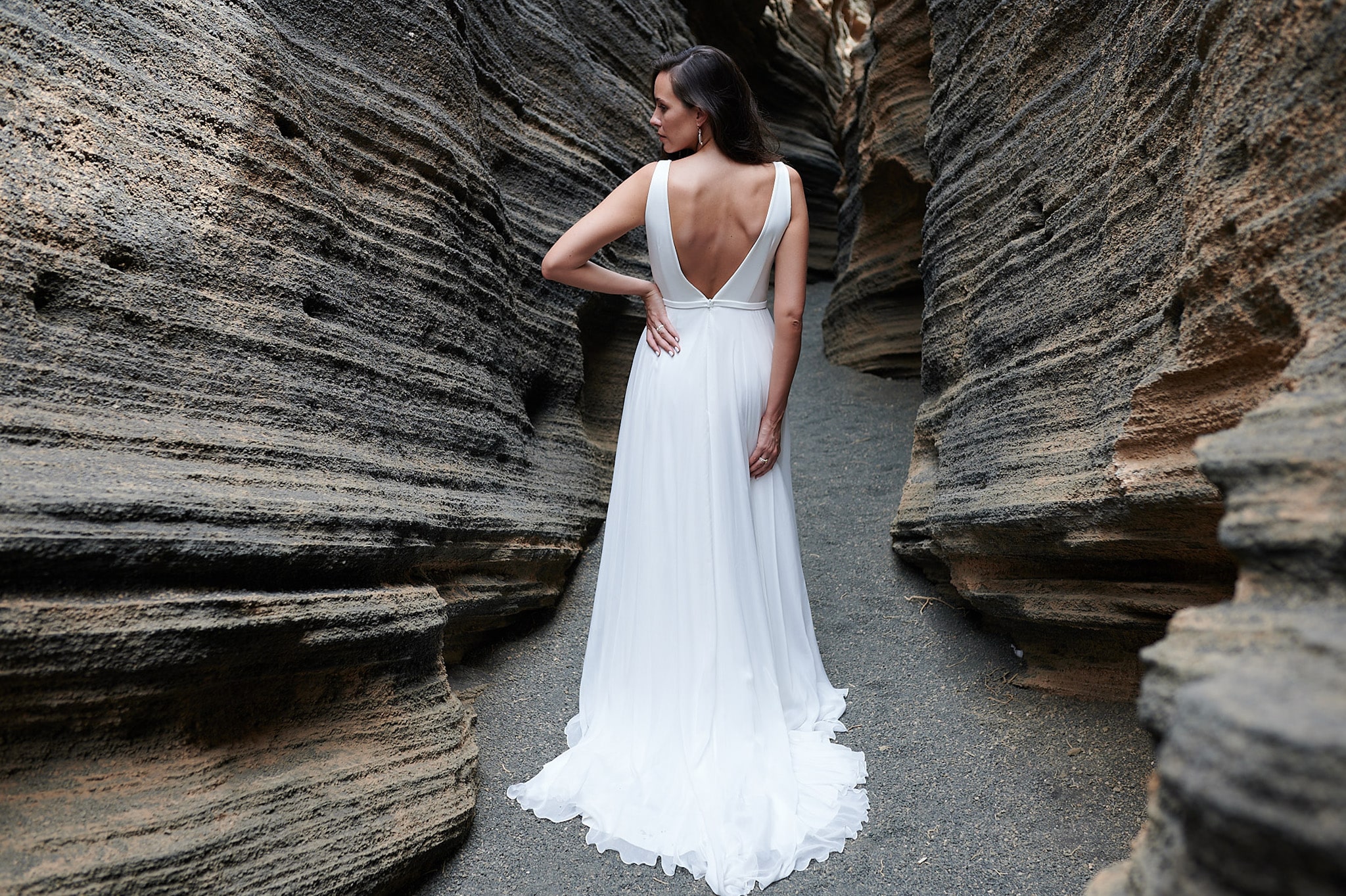 rina cossack_brautatelier ried_anna_2316_brautkleid_klassisch_seide_schlicht_clean_beinschlitz_ivory_rücken_quer_1-min