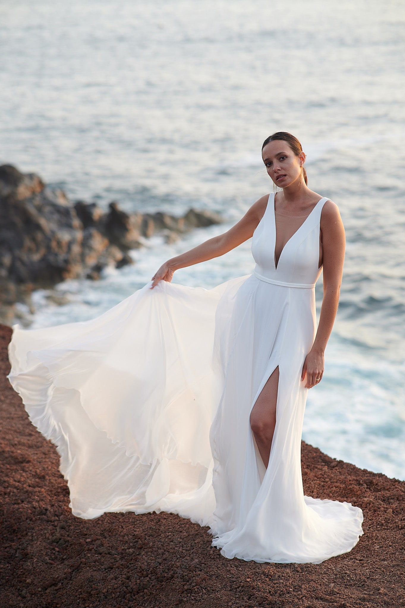 rina cossack_brautatelier ried_anna_2316_brautkleid_klassisch_seide_schlicht_clean_beinschlitz_ivory_vorne_3-min