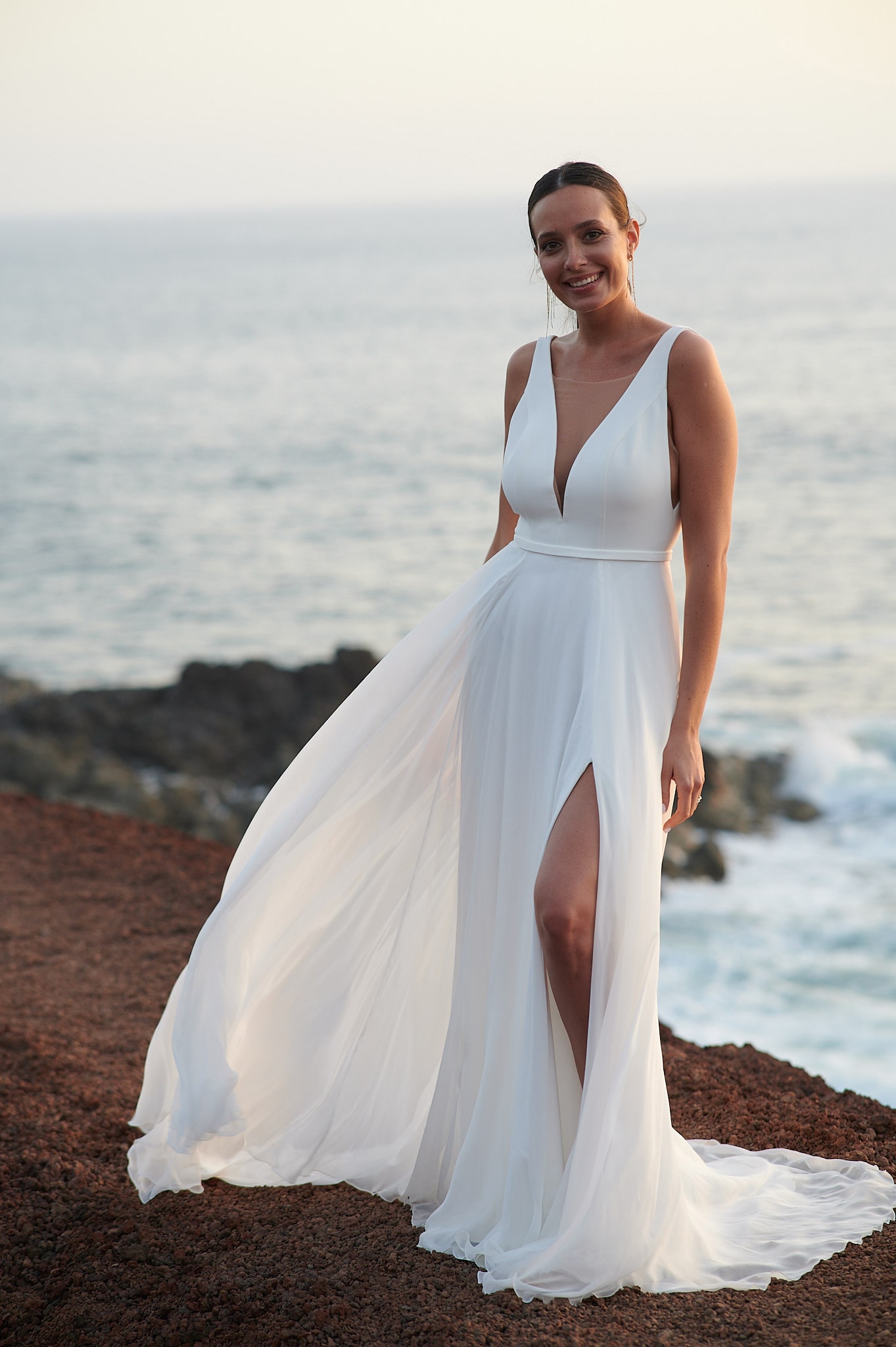rina cossack_brautatelier ried_anna_2316_brautkleid_klassisch_seide_schlicht_clean_beinschlitz_ivory_vorne_5-min