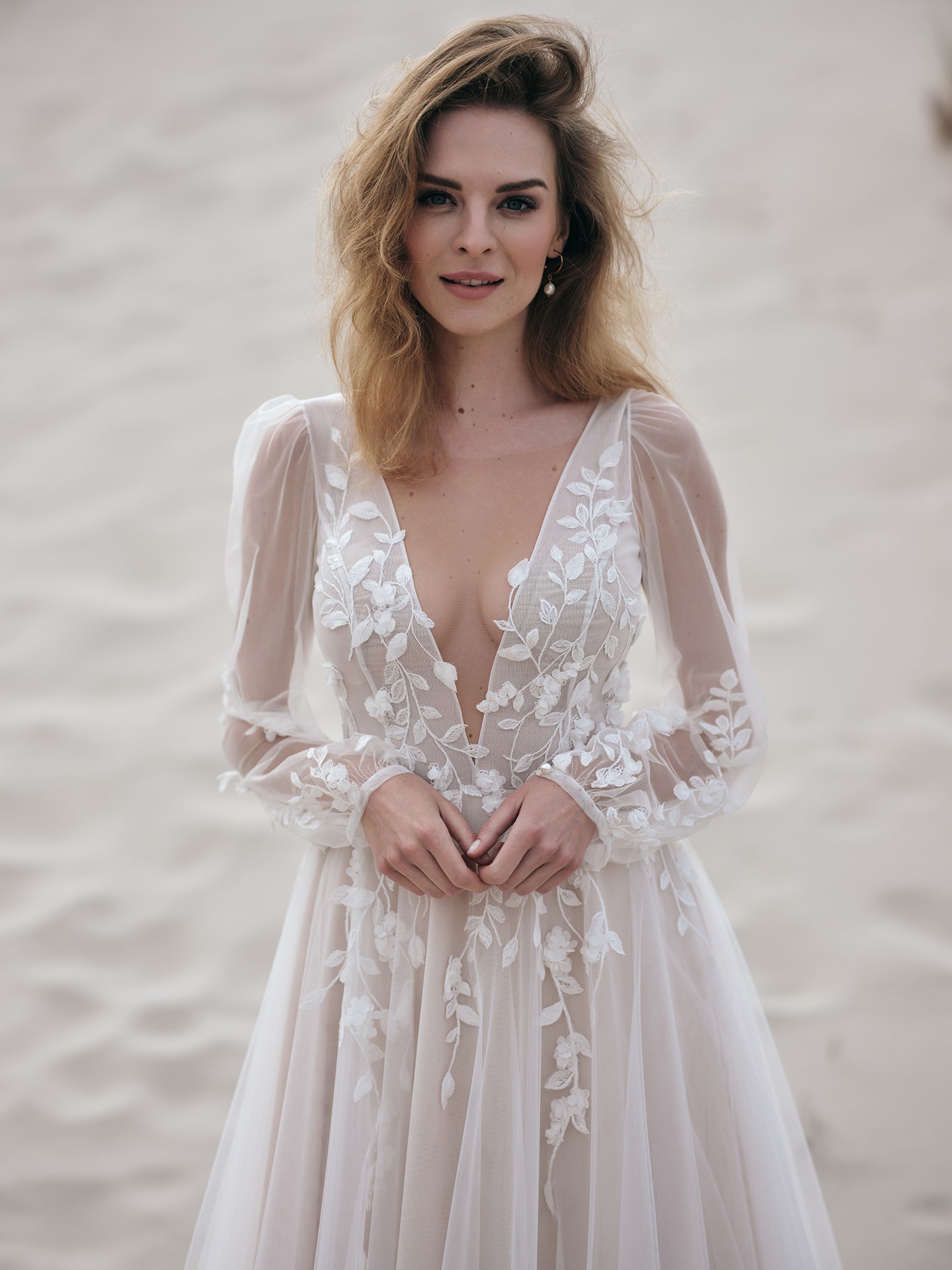 rina cossack_brautatelier ried_lena_2415_brautkleid_tüll_blätter spitze_langarm_vintage prinzessin_ivory nude_details_1-min