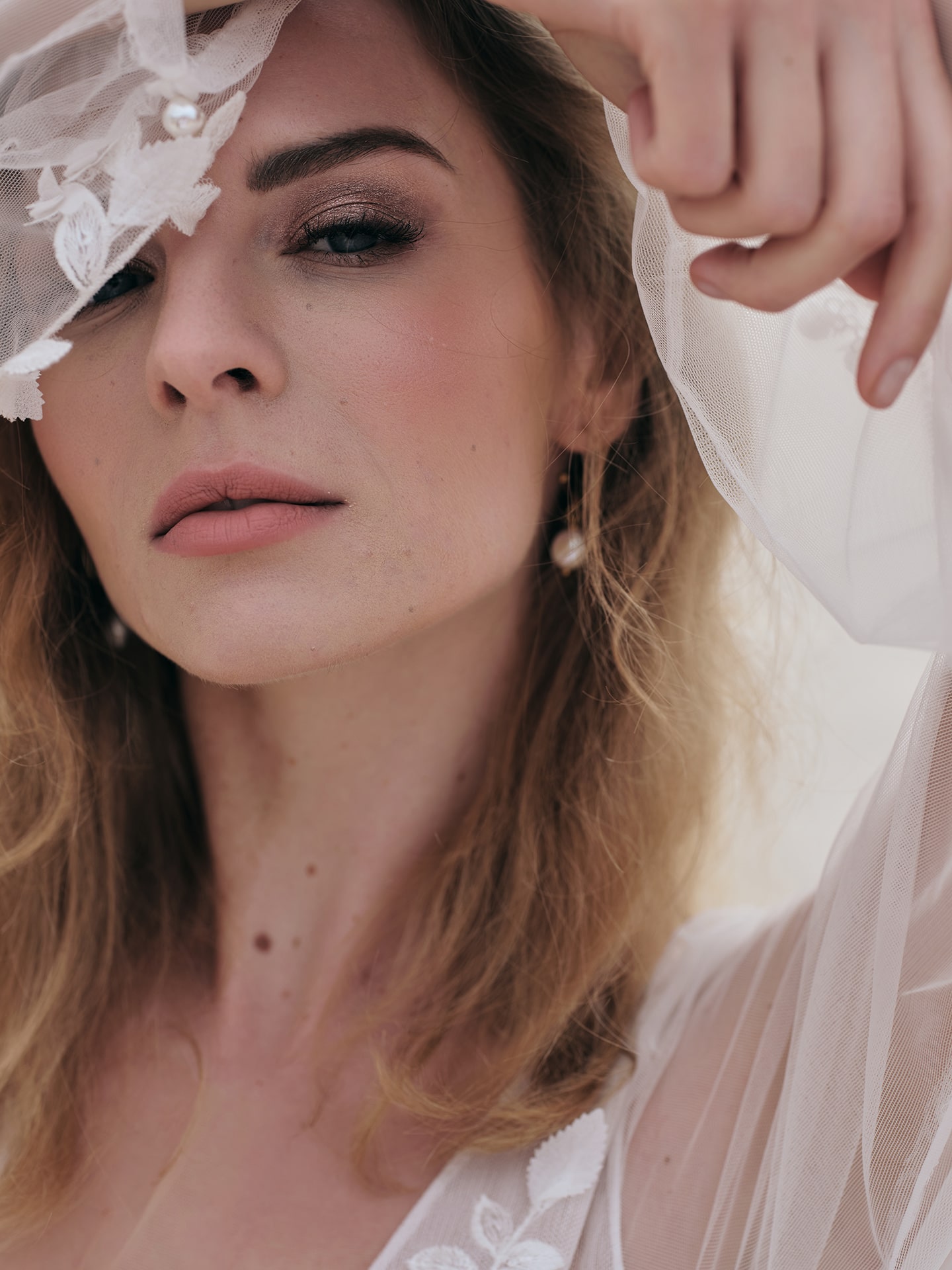 rina cossack_brautatelier ried_lena_2415_brautkleid_tüll_blätter spitze_langarm_vintage prinzessin_ivory nude_details_3-min