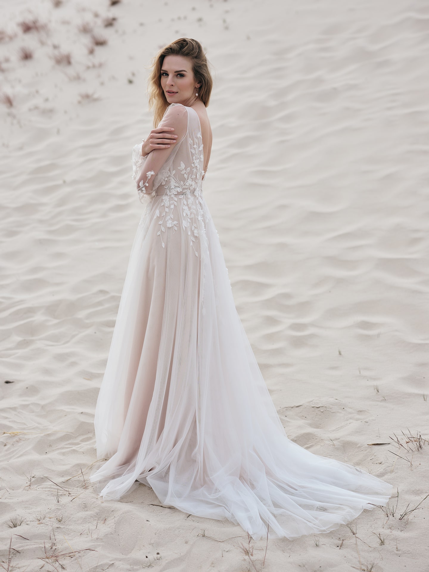 rina cossack_brautatelier ried_lena_2415_brautkleid_tüll_blätter spitze_langarm_vintage prinzessin_ivory nude_hinten_1-min