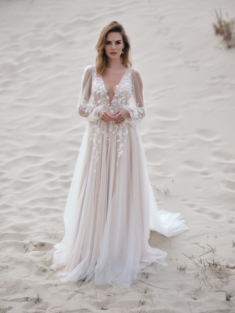 rina cossack_brautatelier ried_lena_2415_brautkleid_tüll_blätter spitze_langarm_vintage prinzessin_ivory nude_vorne_1-min