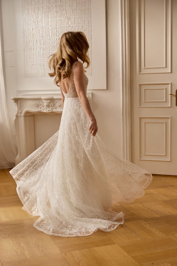 rina cossack_brautatelier ried_luisa_2522_brautkleid_all over spitze_schleppe_blätter spitze_breite träger_ivory_bewegt_1-min