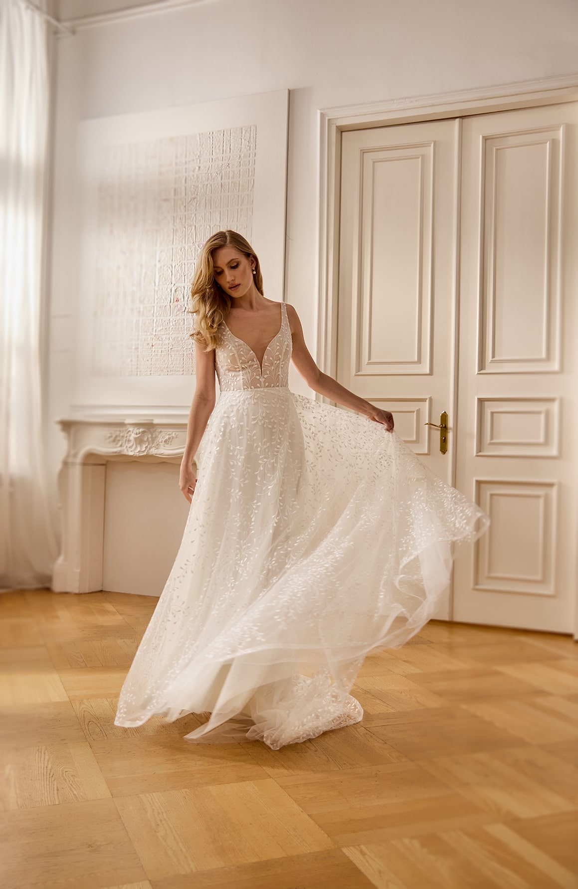 rina cossack_brautatelier ried_luisa_2522_brautkleid_all over spitze_schleppe_blätter spitze_breite träger_ivory_bewegt_2-min
