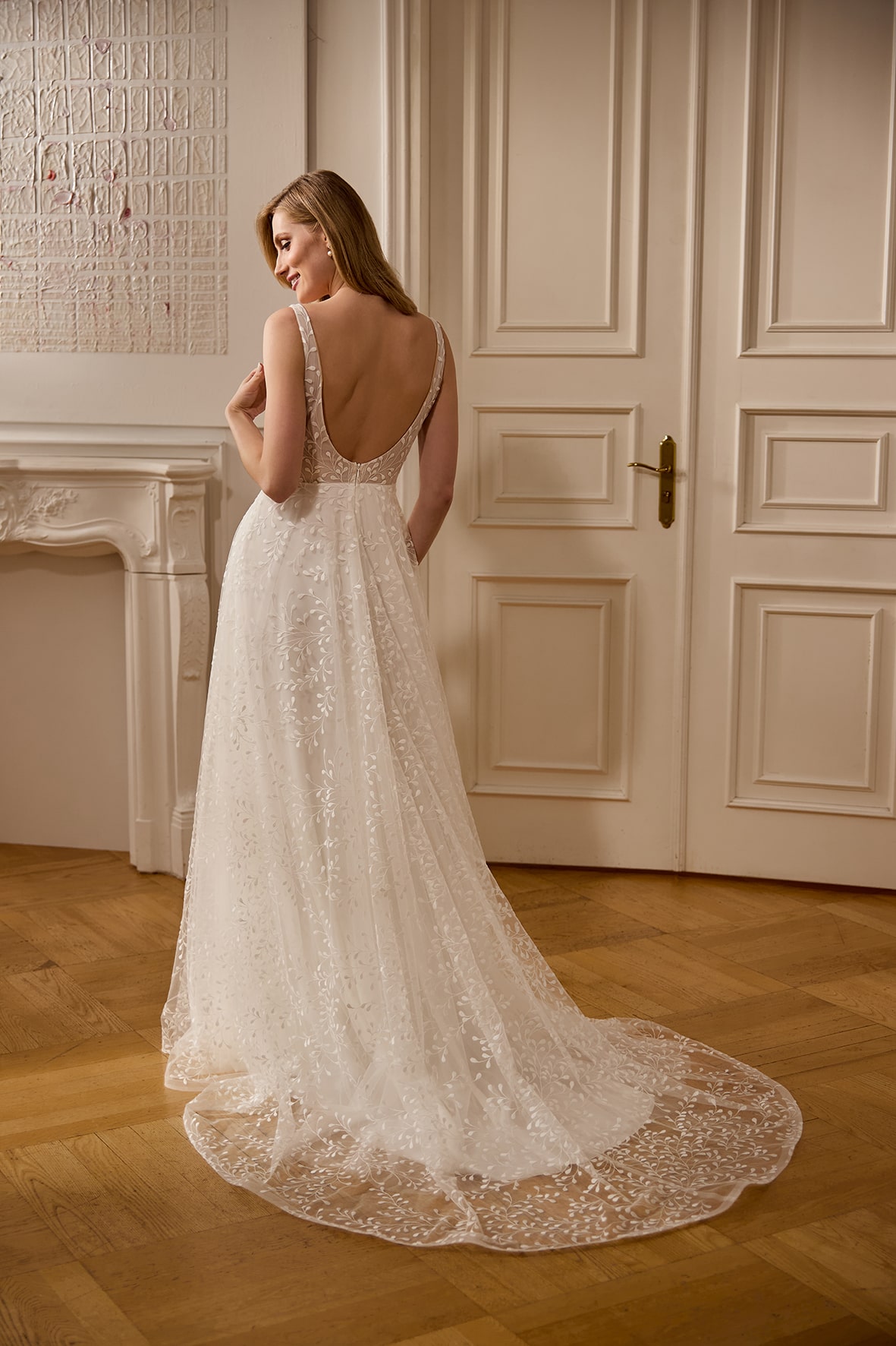 rina cossack_brautatelier ried_luisa_2522_brautkleid_all over spitze_schleppe_blätter spitze_breite träger_ivory_hinten_1-min