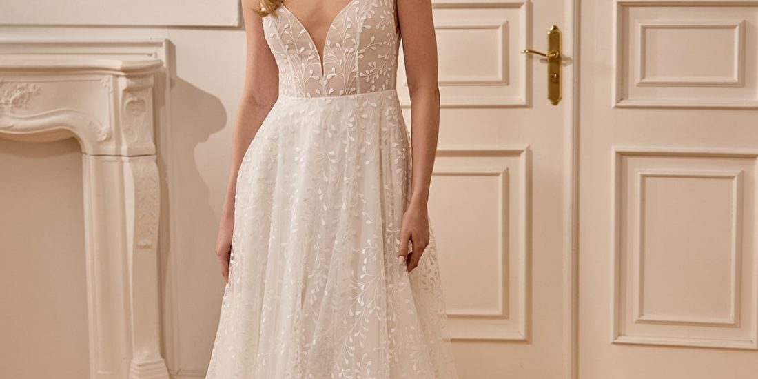 rina cossack_brautatelier ried_luisa_2522_brautkleid_all over spitze_schleppe_blätter spitze_breite träger_ivory_vorne_1-min