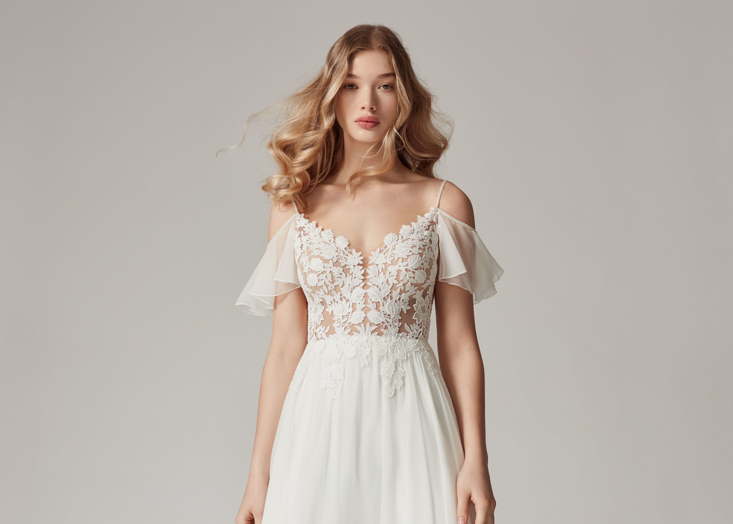 sabe_brautatelier ried_brautkleid_almia_chiffon rock_blätterspitze_abnehmbare ärmel_vorne_1_quer-min