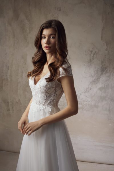 sabe_brautatelier ried_brautkleid_narcissa_tüll rock_romantisch blumenspitze_kurze ärmel_details_1.jpg-min