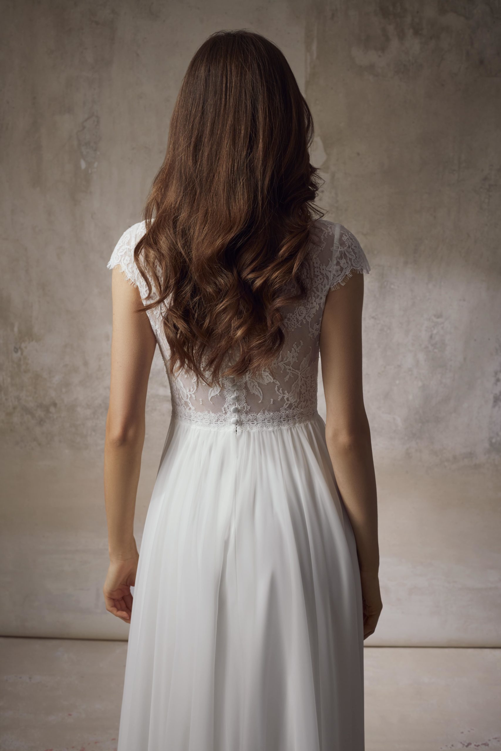 sabe_brautatelier ried_brautkleid_neos_chiffon rock_vintage_kurze ärmel_hinten_1.jpg-min