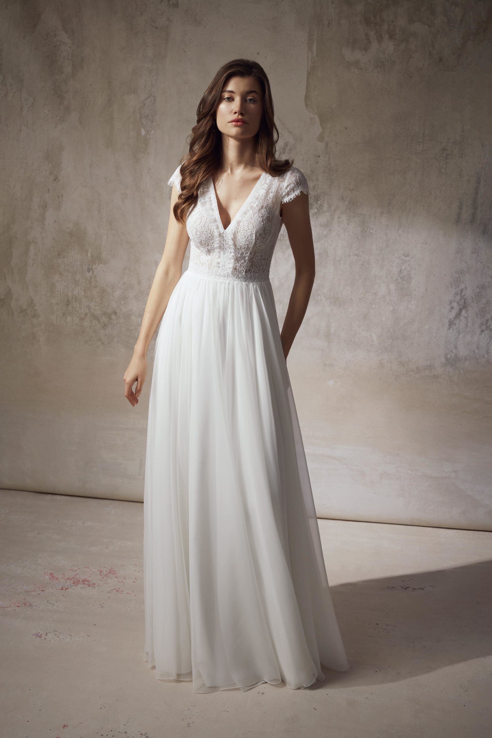 sabe_brautatelier ried_brautkleid_neos_chiffon rock_vintage_kurze ärmel_vorne_1.jpg-min