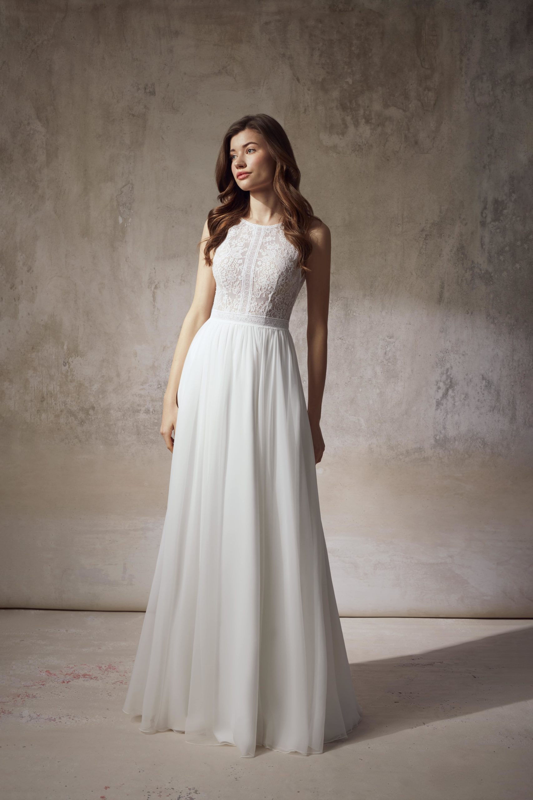 sabe_brautatelier ried_brautkleid_nico_chiffon rock_vintage_neckholder_feine spitze_vorne_1.jpg-min