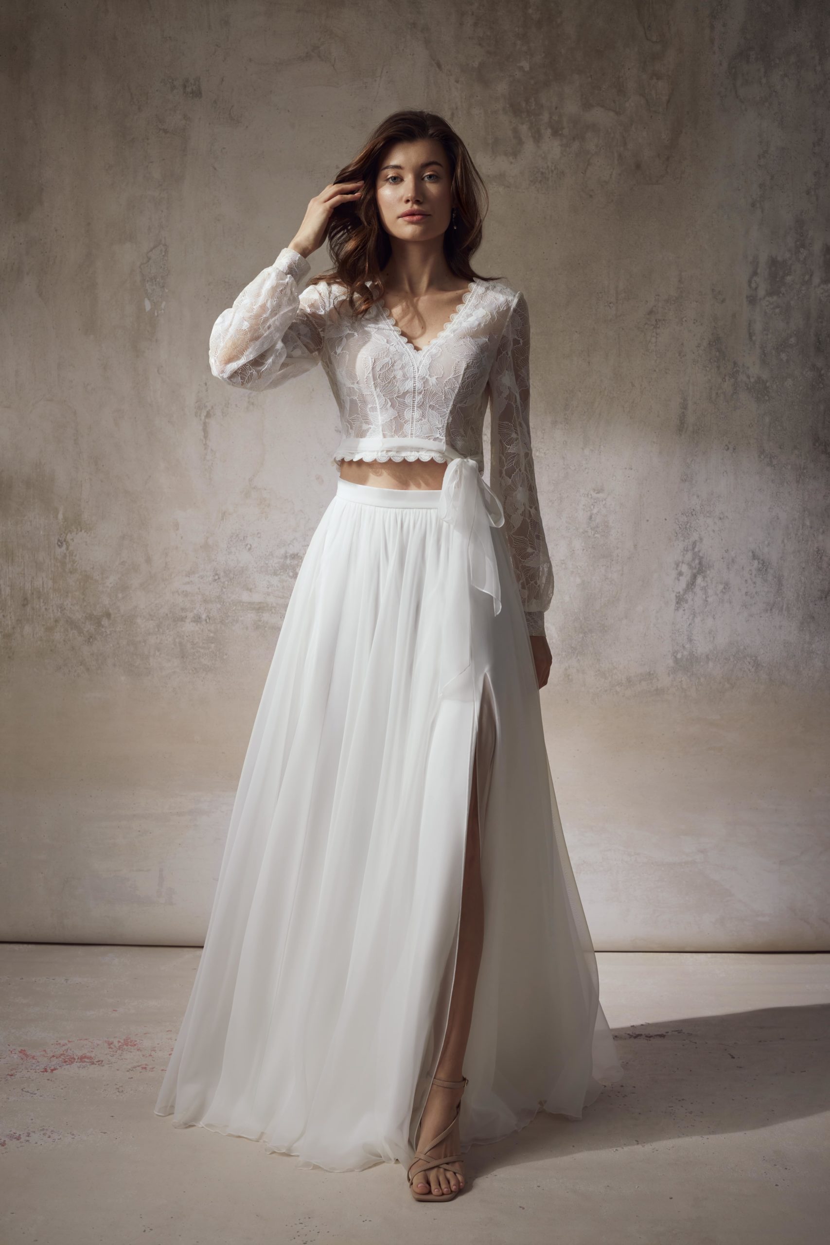 sabe_brautatelier ried_brautkleid_nilda_chiffon rock_schleppe_zweiteiler_beinschlitz_vorne_1.jpg-min