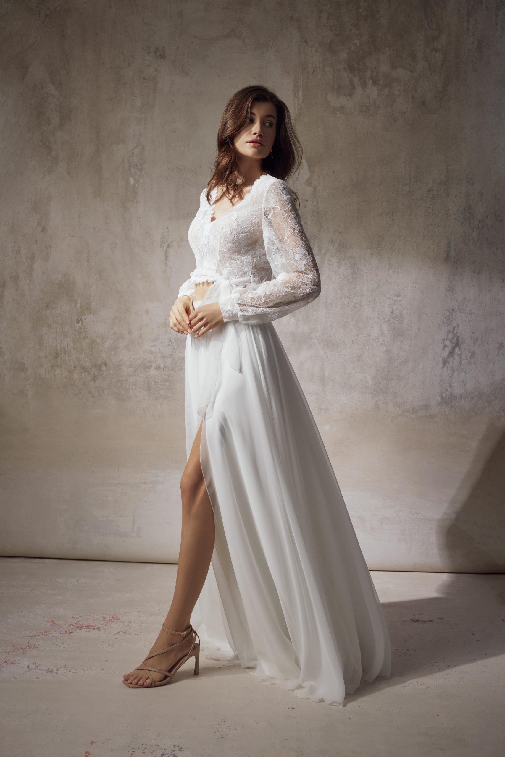 sabe_brautatelier ried_brautkleid_nilda_chiffon rock_schleppe_zweiteiler_beinschlitz_vorne_2.jpg-min