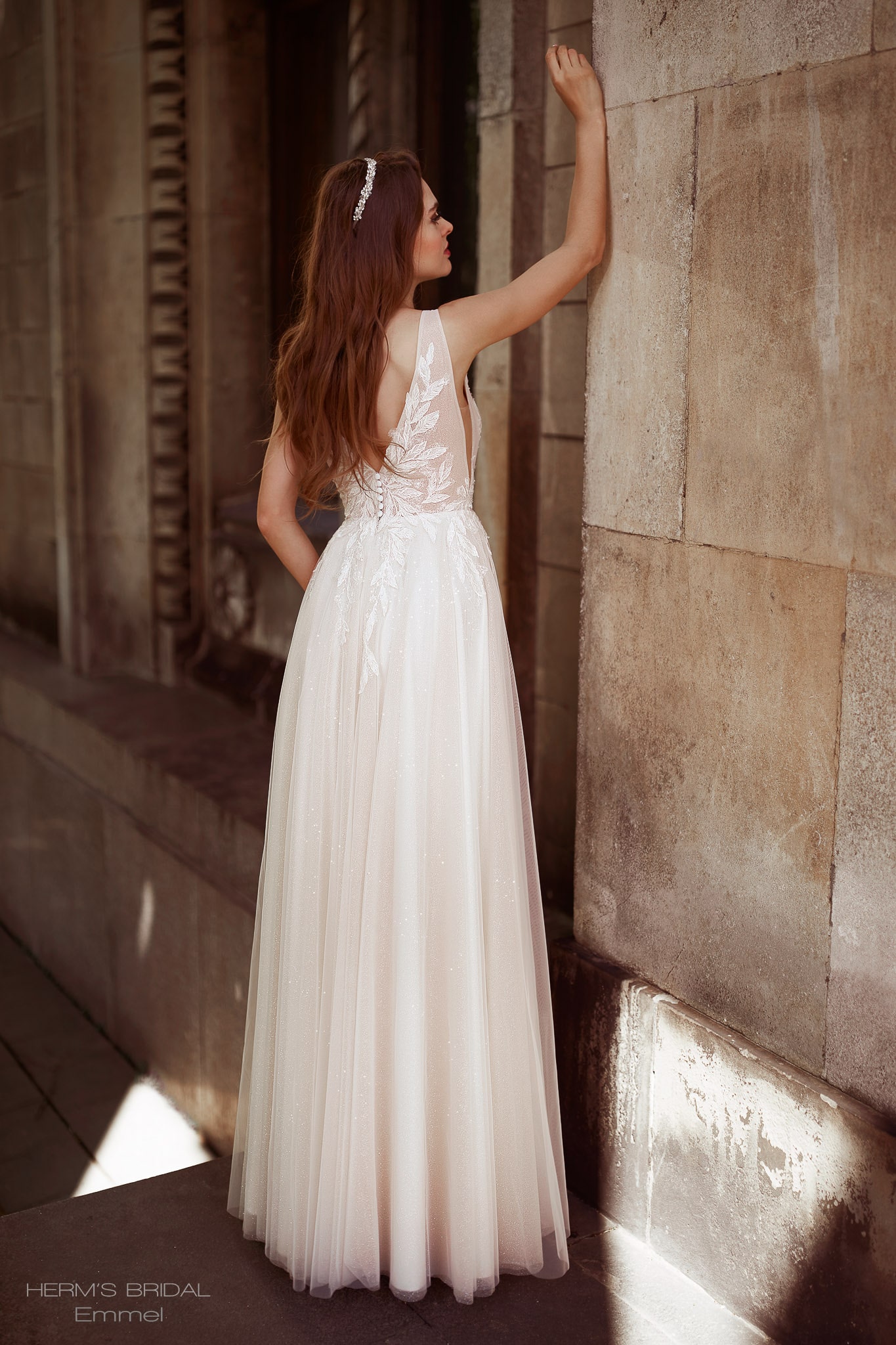 herms bridal_brautatelier ried_herms_bridal_emmel_brautkleid_a-linie_tüll_tiefer ausschnitt_spitze__ivory_nude_hinten_ganz-min