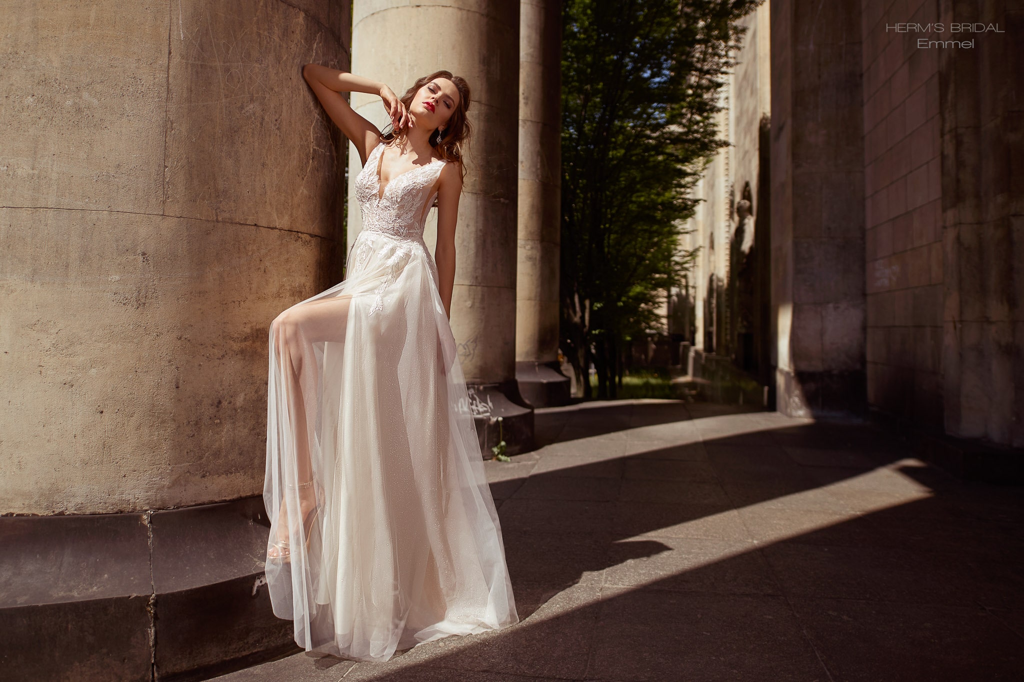 herms bridal_brautatelier ried_herms_bridal_emmel_brautkleid_a-linie_tüll_tiefer ausschnitt_spitze__ivory_nude_vorne_2-min