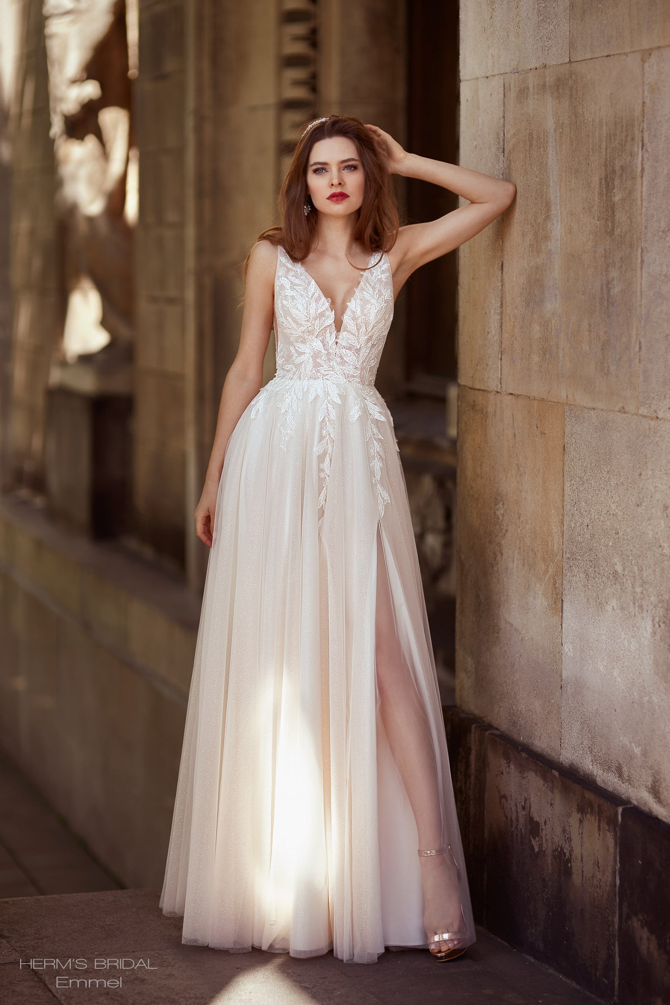 herms bridal_brautatelier ried_herms_bridal_emmel_brautkleid_a-linie_tüll_tiefer ausschnitt_spitze__ivory_nude_vorne_ganz-min