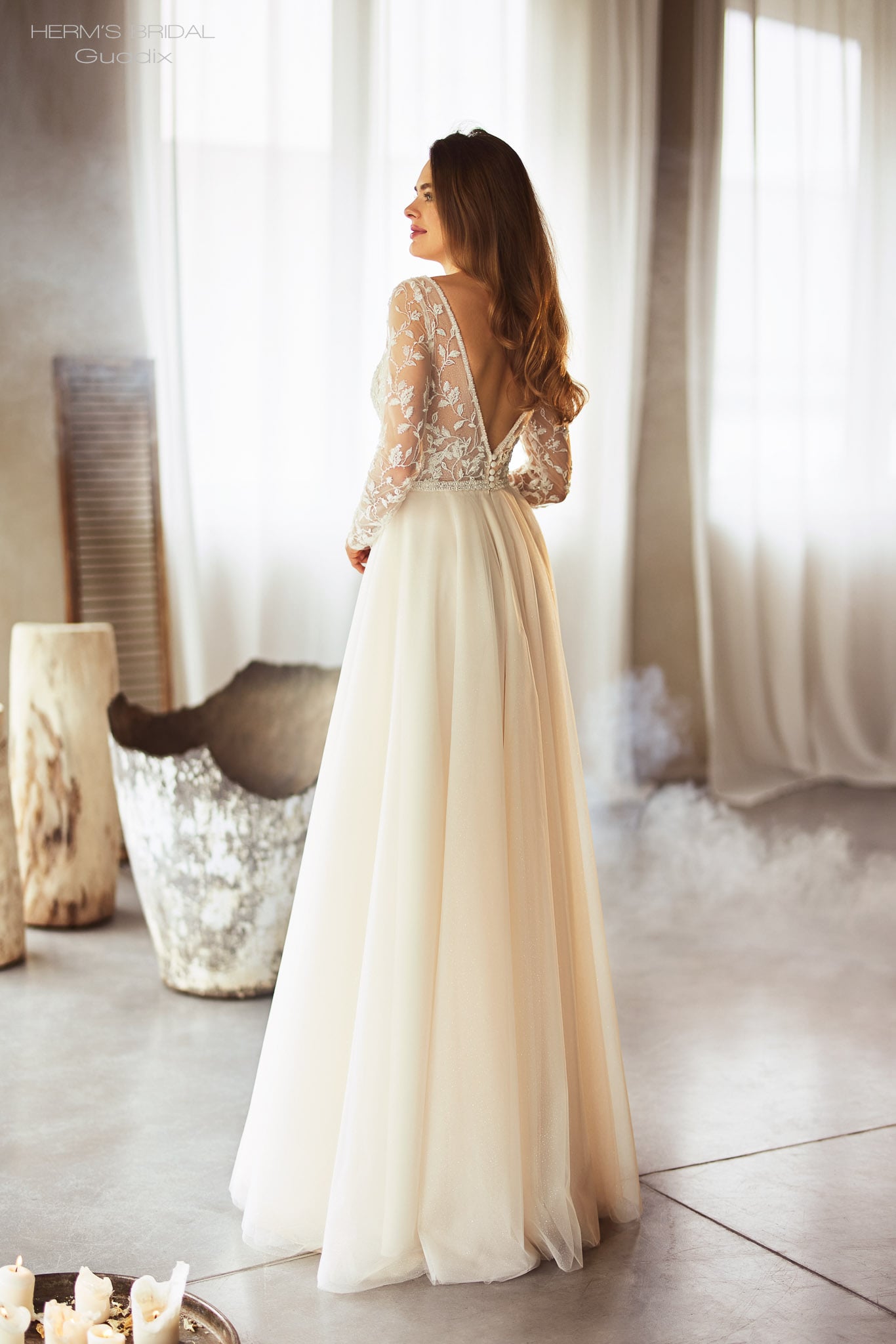 herms bridal_brautatelier ried_herms_bridal_guadix_brautkleid_a-linie_tüll_langarm_spitze__ivory_beige_hinten_ganz-min