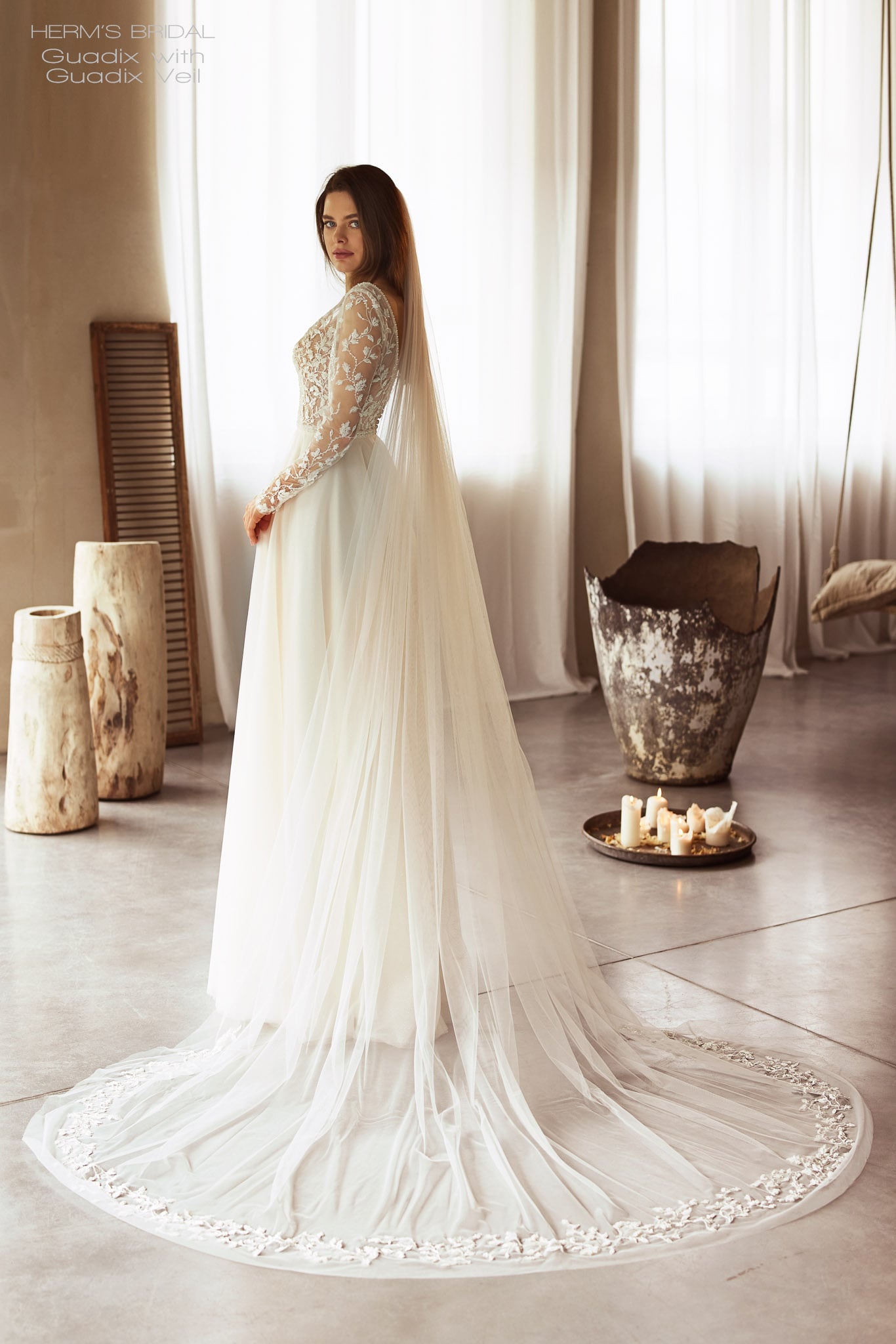 herms bridal_brautatelier ried_herms_bridal_guadix_brautkleid_a-linie_tüll_langarm_spitze__ivory_beige_hinten_mit_schleier-min