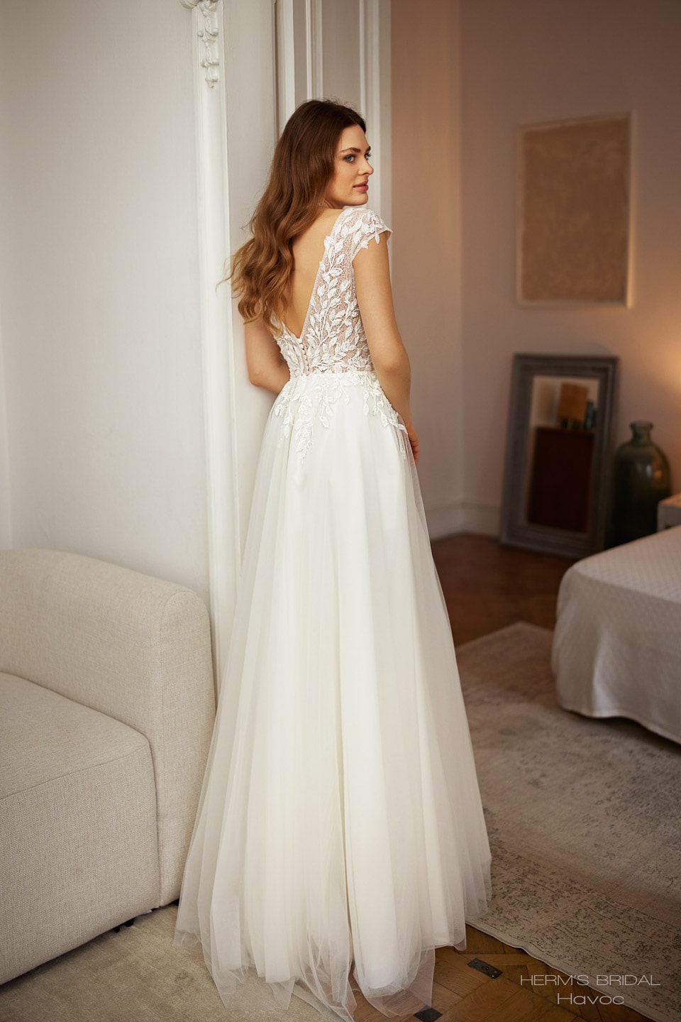 herms bridal_brautatelier ried_herms_bridal_havoc_brautkleidprinzessin_tüll_tiefer rücken_spitze__ivory_nude_hinten_ganz-min