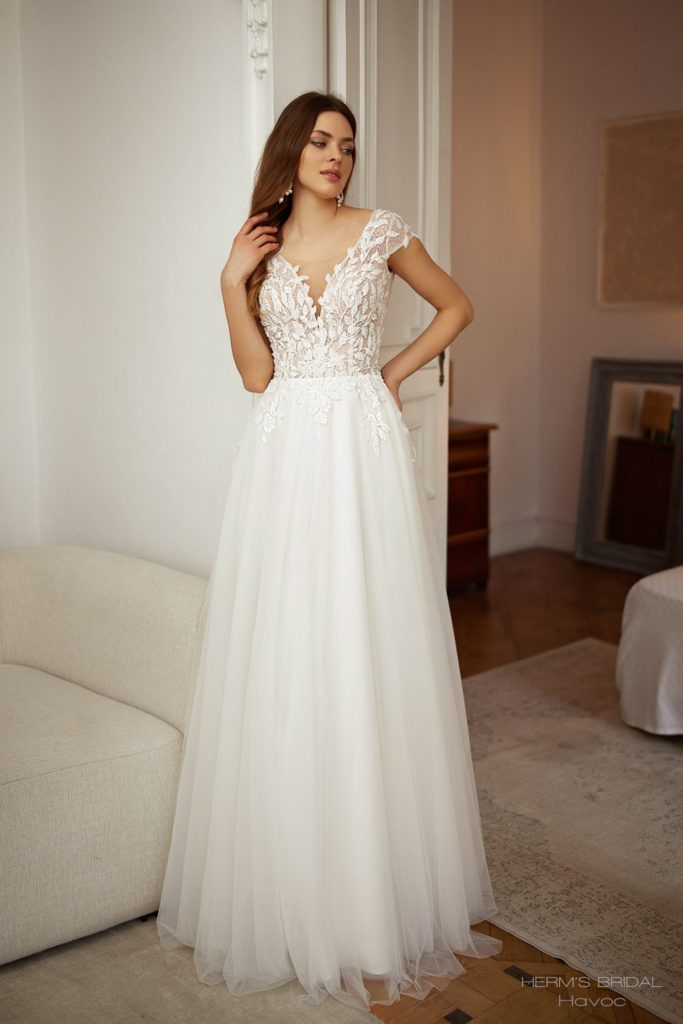 herms bridal_brautatelier ried_herms_bridal_havoc_brautkleidprinzessin_tüll_tiefer rücken_spitze__ivory_nude_vorne_ganz-min