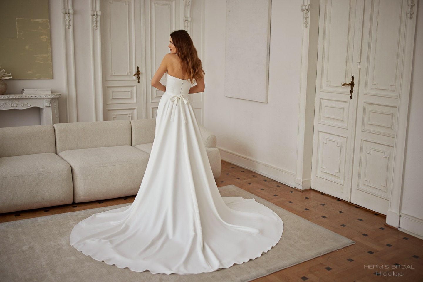 herms bridal_brautatelier ried_herms_bridal_hidalgo_brautkleid_modern_satin_mit_trägern_ivory_hinten_ganz-min