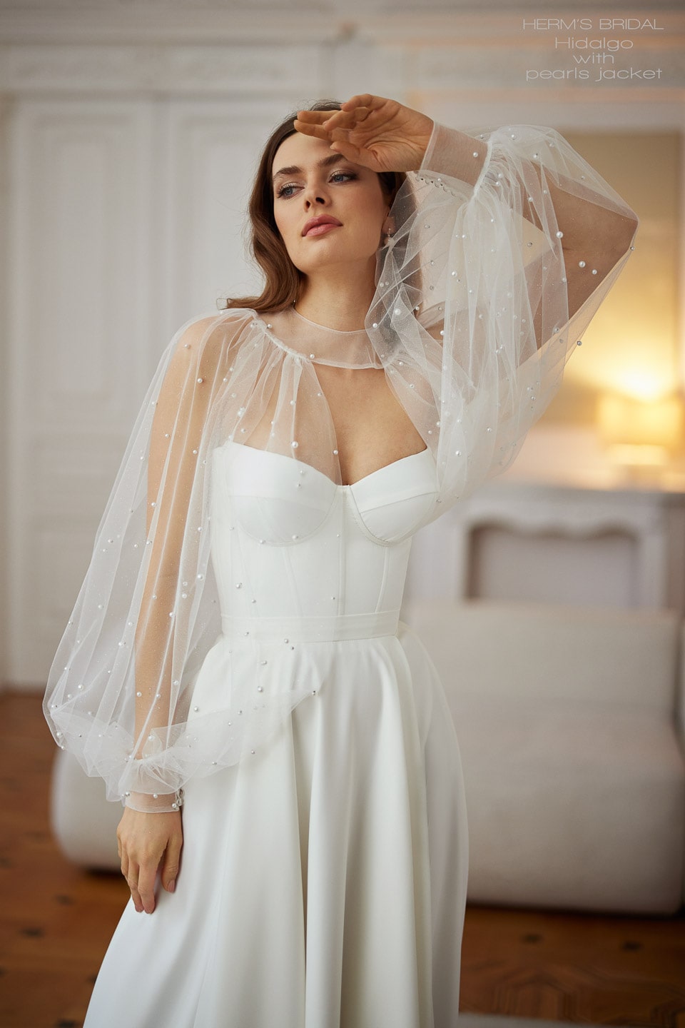 herms-bridal_brautatelier-ried_herms_bridal_hidalgo_brautkleid_modern_satin_mit_traegern_plus_perlenweste_ivory_vorne-min.jpg