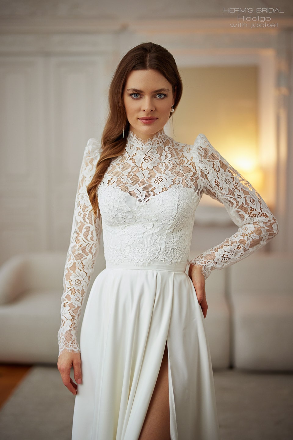 herms bridal_brautatelier ried_herms_bridal_hidalgo_brautkleid_modern_satin_mit_trägern_plus_weste_ivory_vorne_ganz-min