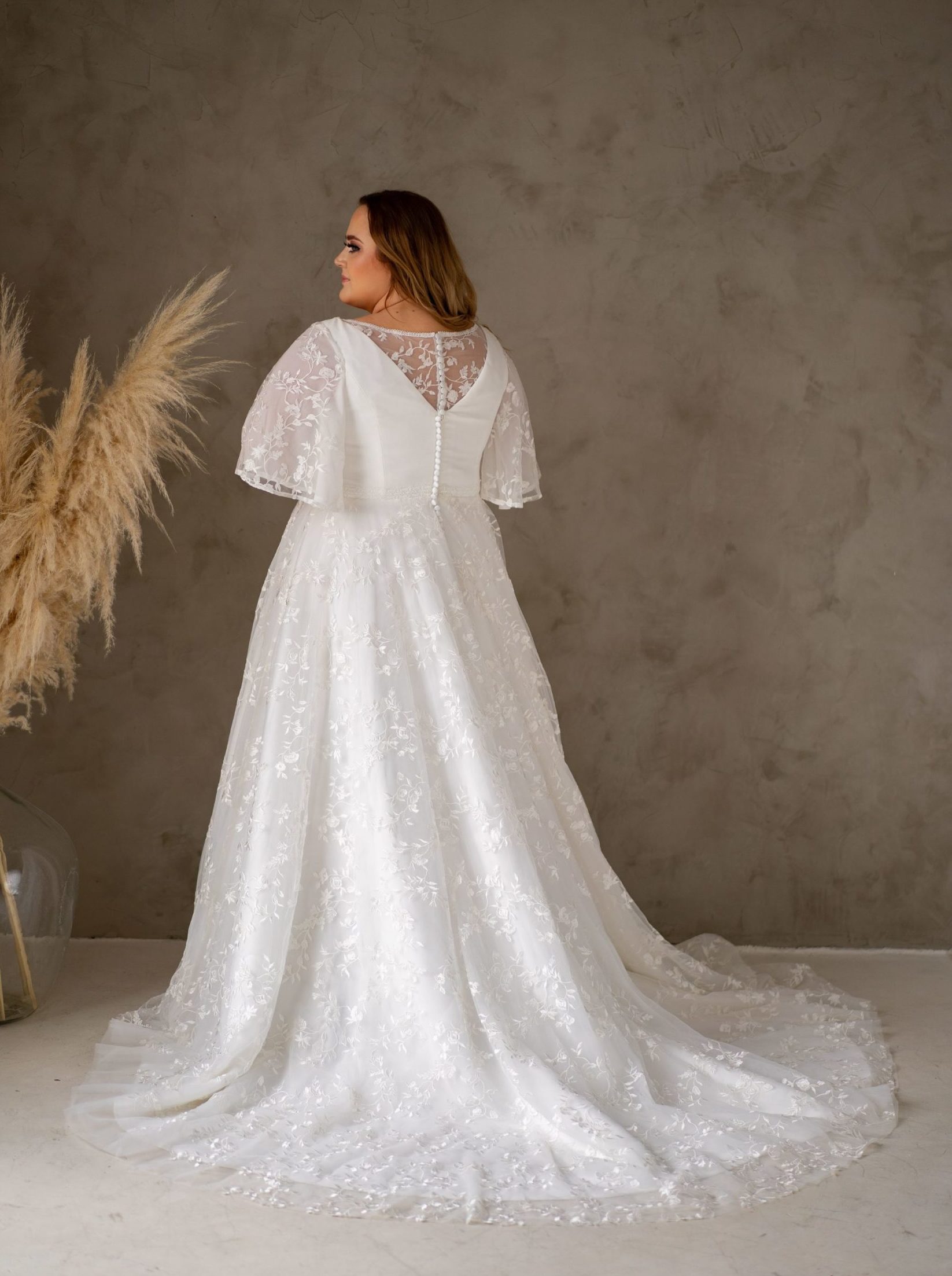 lasabina_brautatelier ried_diana_brautkleid_curvy_weite ärmeln_florale spitze_vintage_all-over spitze_ivory_hinten_1 (2)-min