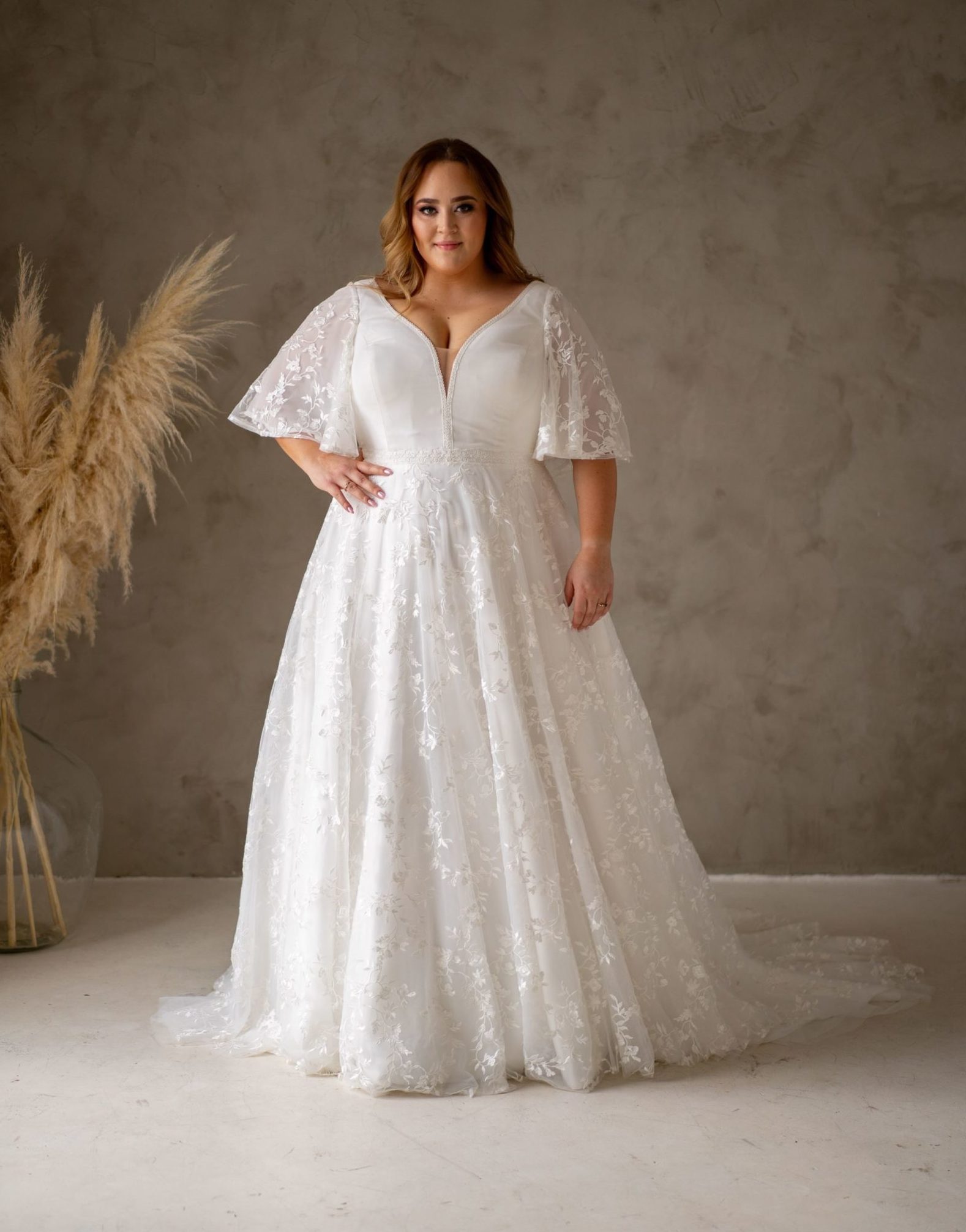 lasabina_brautatelier ried_diana_brautkleid_curvy_weite ärmeln_florale spitze_vintage_all-over spitze_ivory_vorne_1 (2)-min