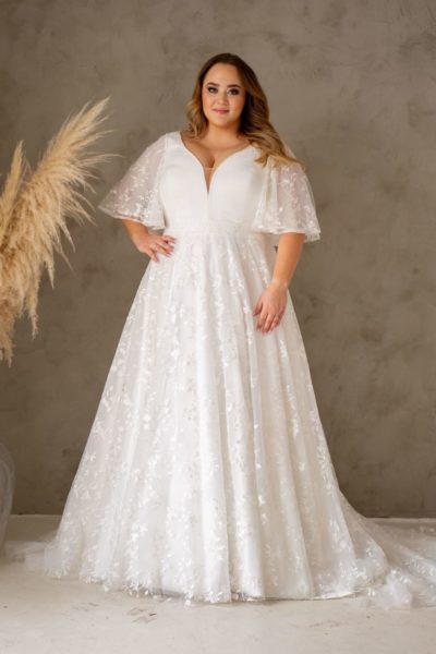 lasabina_brautatelier ried_diana_brautkleid_curvy_weite ärmeln_florale spitze_vintage_all-over spitze_ivory_vorne_2 (2)-min