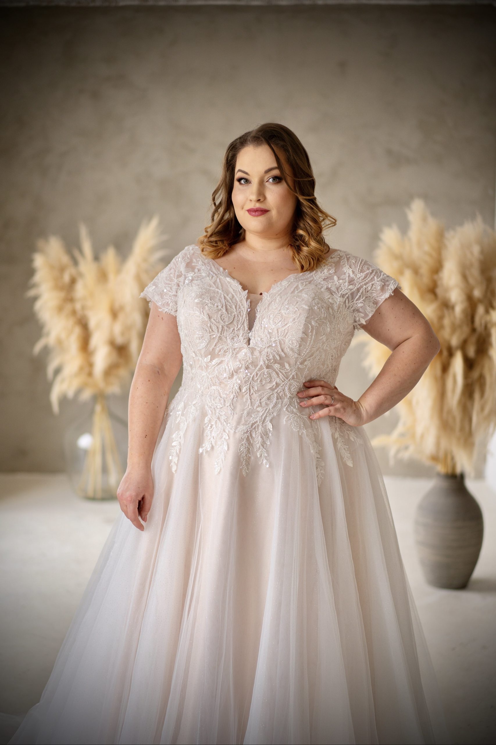 lasabina_brautatelier ried_saga_brautkleid_curvy_kurze ärmeln_blätter spitze_tüll_prinzessin_ivory_nude_details_1-min