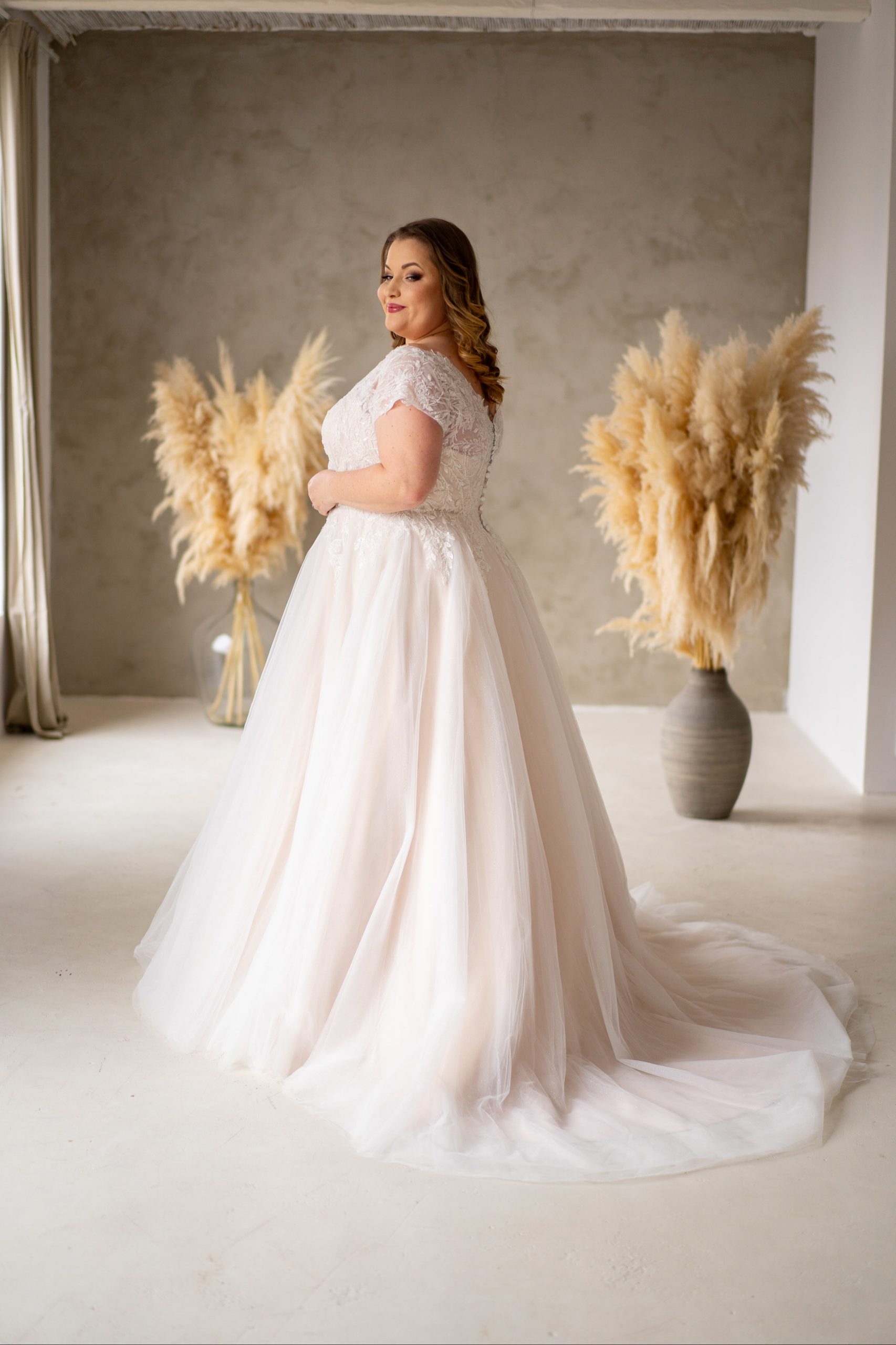 lasabina_brautatelier ried_saga_brautkleid_curvy_kurze ärmeln_blätter spitze_tüll_prinzessin_ivory_nude_seitlich_1-min