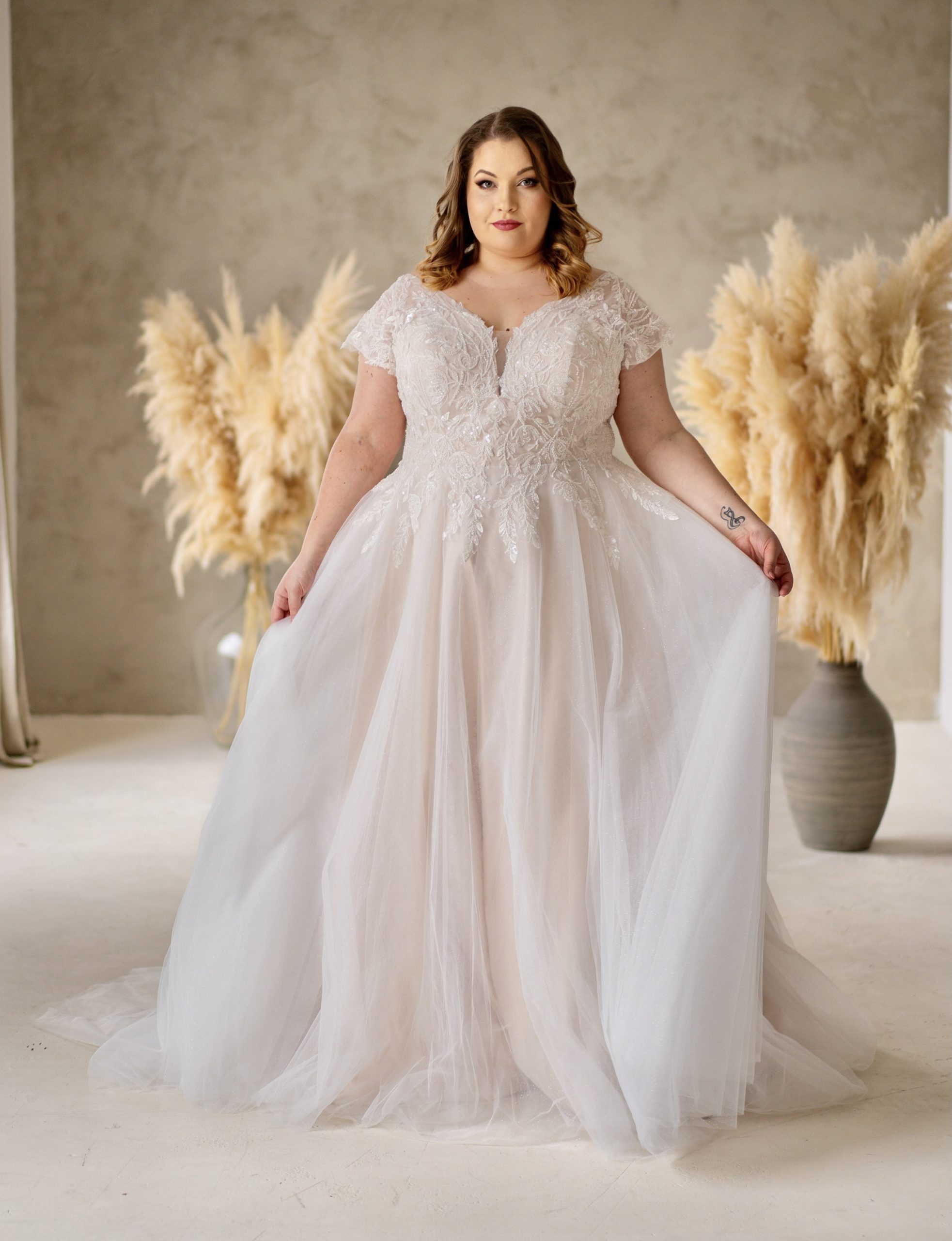 lasabina_brautatelier ried_saga_brautkleid_curvy_kurze ärmeln_blätter spitze_tüll_prinzessin_ivory_nude_vorne_1-min