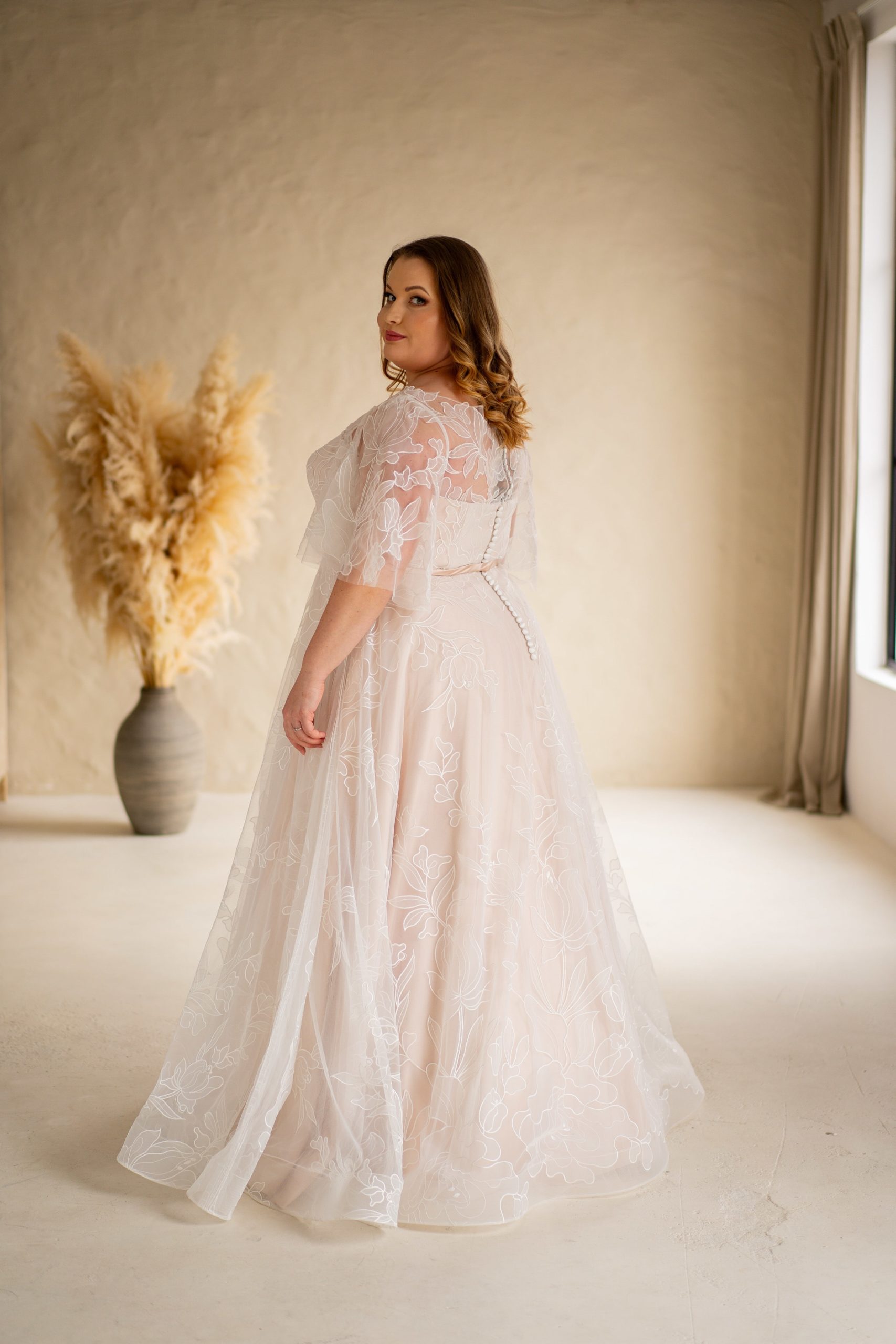 lasabina_brautatelier ried_sierra_brautkleid_curvy_weite ärmeln_florale spitze_vintage prinzessin_ivory_nude_hinten_1-min