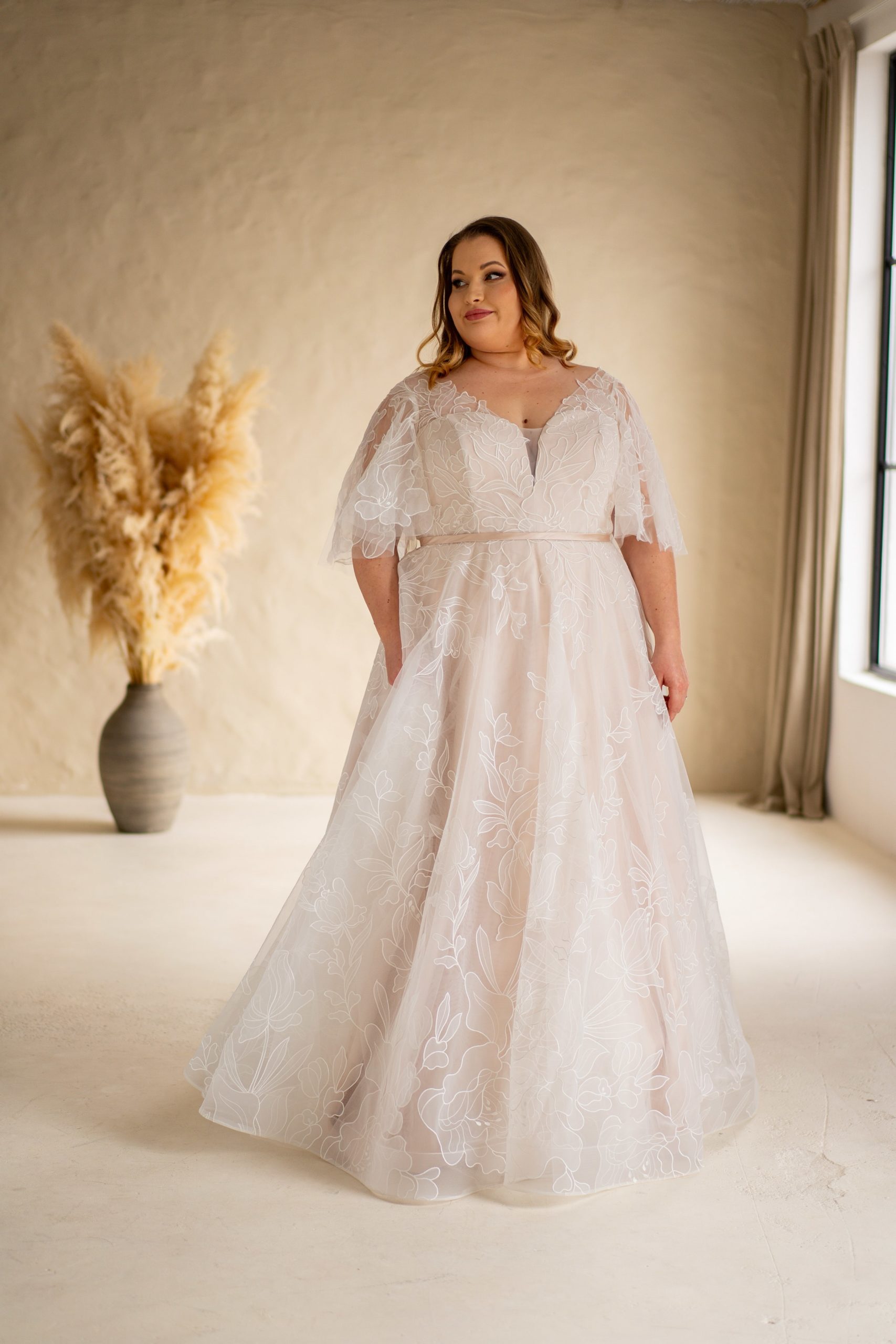 lasabina_brautatelier ried_sierra_brautkleid_curvy_weite ärmeln_florale spitze_vintage prinzessin_ivory_nude_vorne_1-min