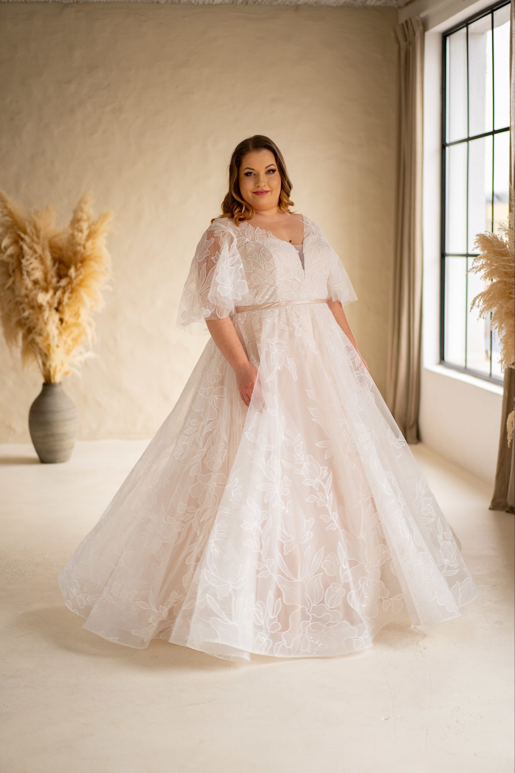 lasabina_brautatelier ried_sierra_brautkleid_curvy_weite ärmeln_florale spitze_vintage prinzessin_ivory_nude_vorne_2-min