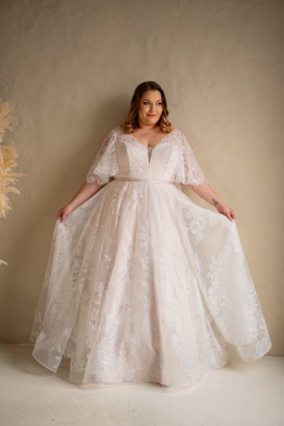 lasabina_brautatelier ried_sierra_brautkleid_curvy_weite ärmeln_florale spitze_vintage prinzessin_ivory_nude_vorne_3-min