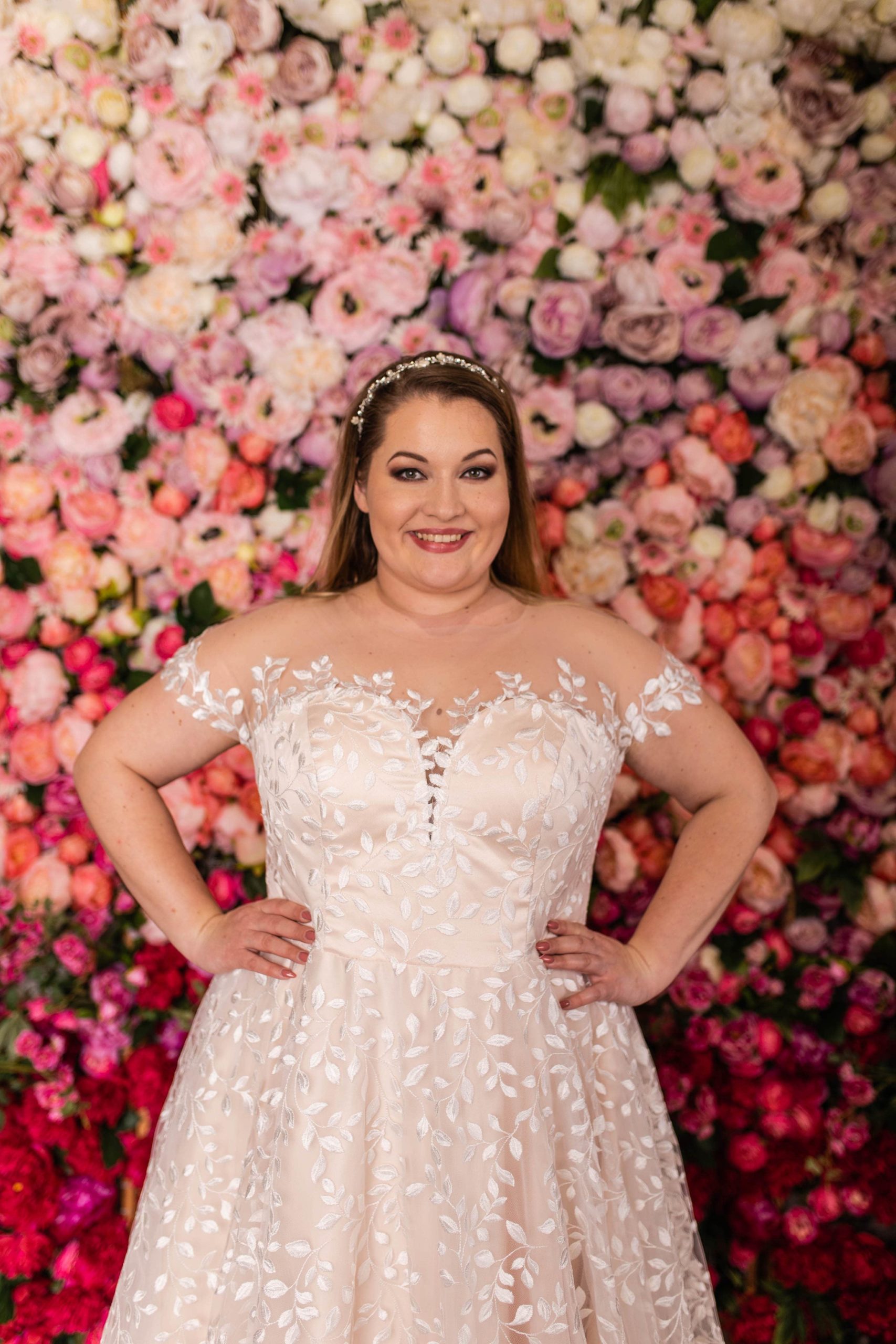 lasabina_brautatelier ried_zoe_brautkleid_curvy_all-over spitze_carmen ärmeln_blätter spitze_vintage prinzessin_ivory_nude_details_2-min
